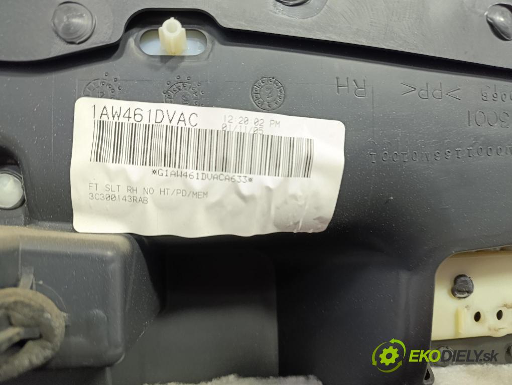 Chrysler Pacifica 2005 Tapacír: dveře před Práva: 1AW461DVAC