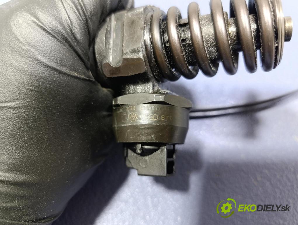 Vw Passat 2006 vstřikovač 038130073AG