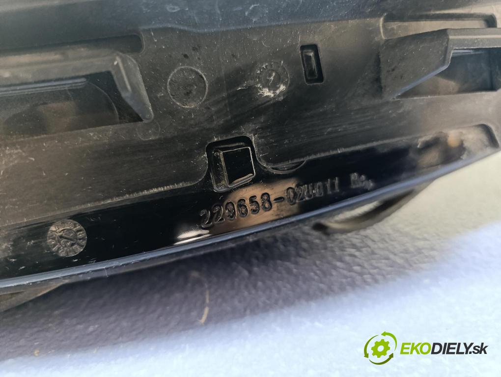 Mercedes E-klasa 0 Reflektor: v pravo: A2139066408