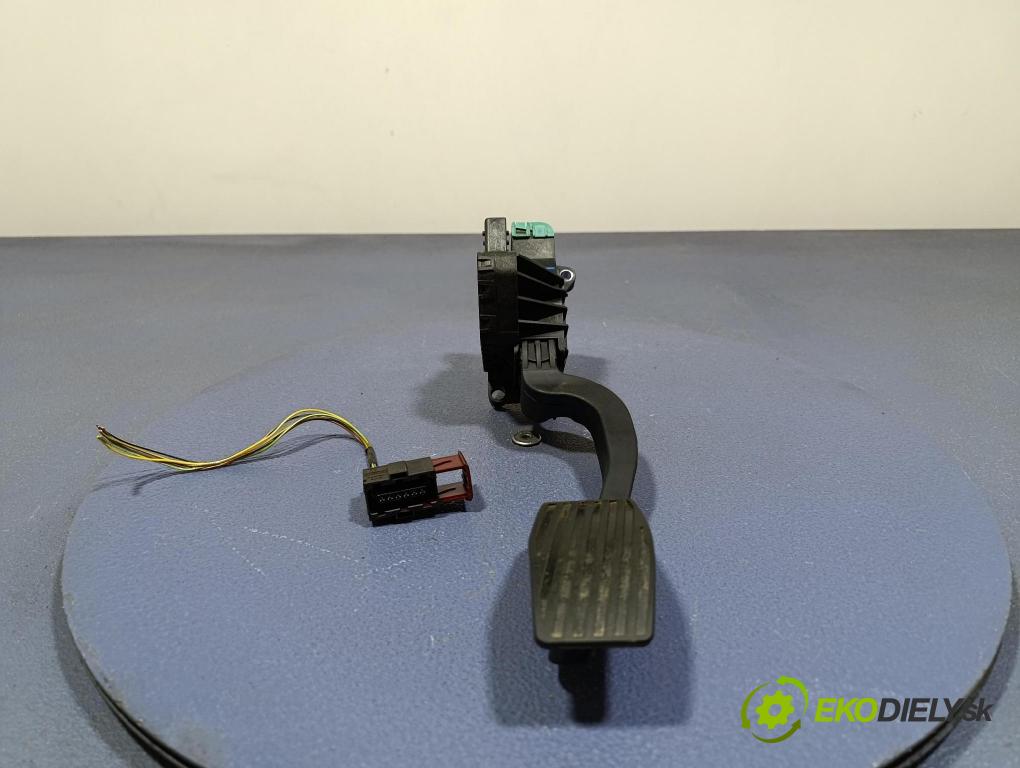 Opel Corsa 2007 pedal Plyn: 55702022