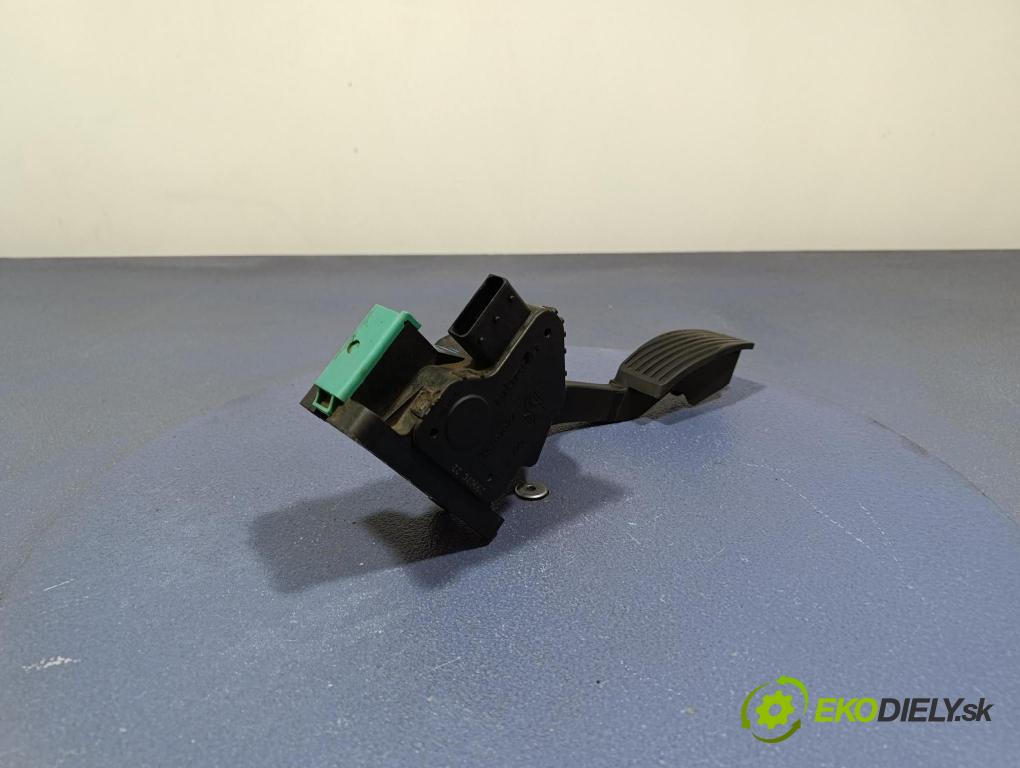 Opel Corsa 2007 pedal Plyn: 55702022