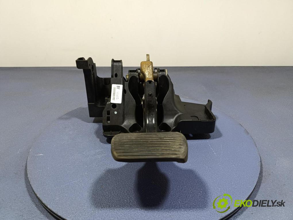 Opel Corsa 2007 pedály 55700896