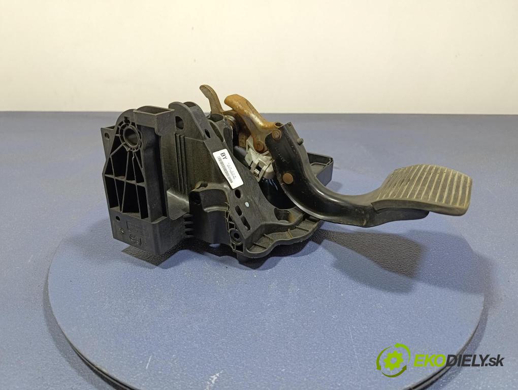 Opel Corsa 2007 pedály 55700896