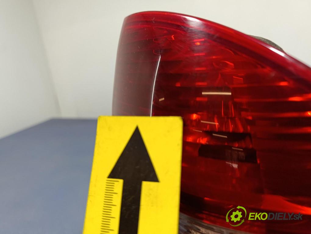 Mercedes C-klasa 2005 světlo Zad: Práva: Mimo: