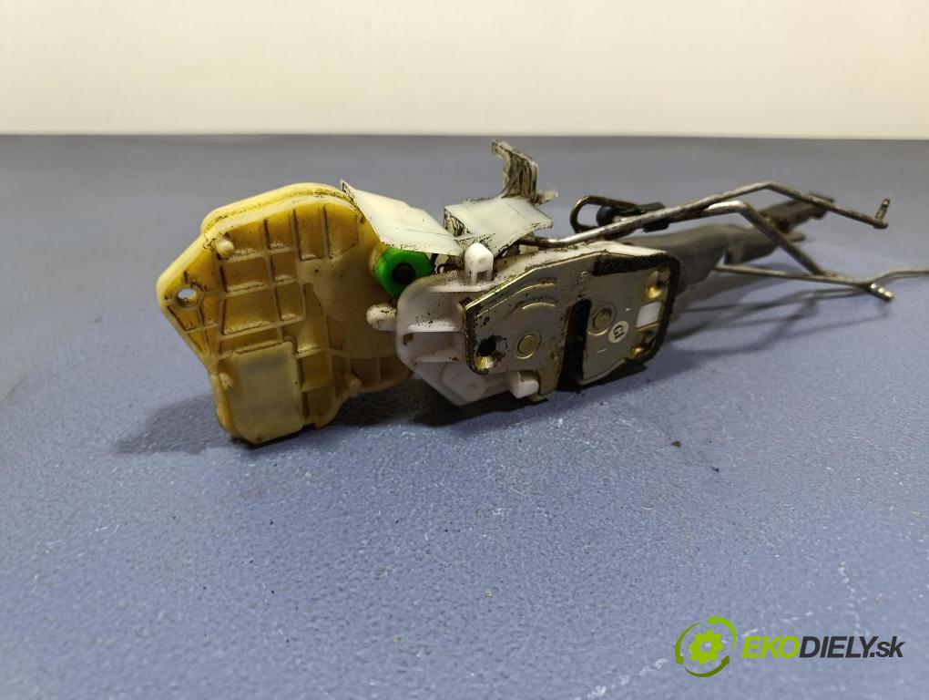 Honda Cr-v 2002 zámek dveře před Levý: