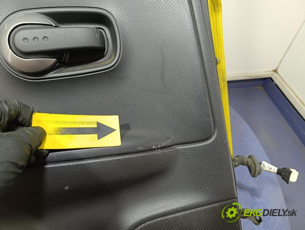 Nissan Note 2006 dvere zad Vľavo:
