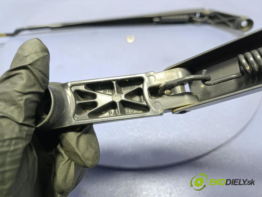 Toyota Verso 2015 Paže: Stěrače: před