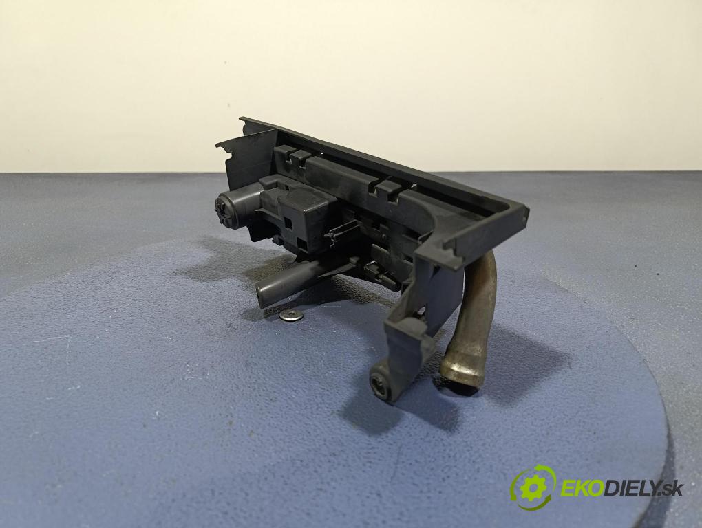 Audi A6 2006 uchyt Vlečenie: 4F5012111A