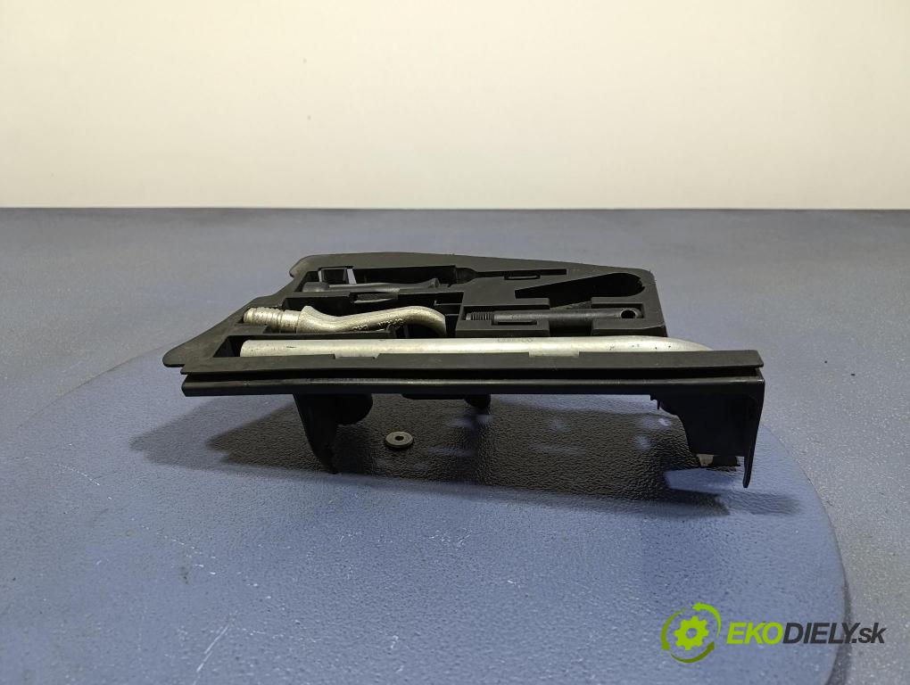 Audi A6 2006 uchyt Vlečenie: 4F5012111A