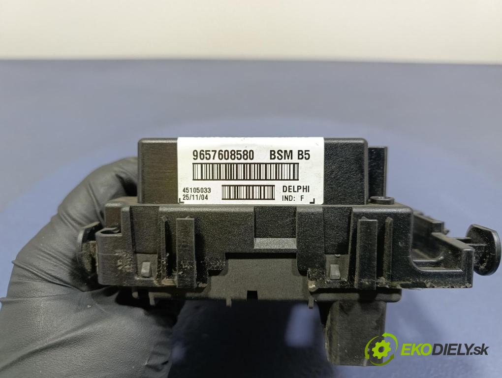 Peugeot 206 2005 skrinka Poistky: 9657608580