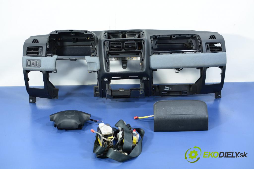 Mitsubishi Pajero 2003 kokpit,pristrojová doska