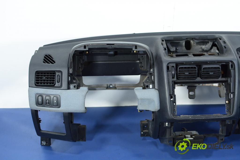 Mitsubishi Pajero 2003 kokpit,pristrojová doska