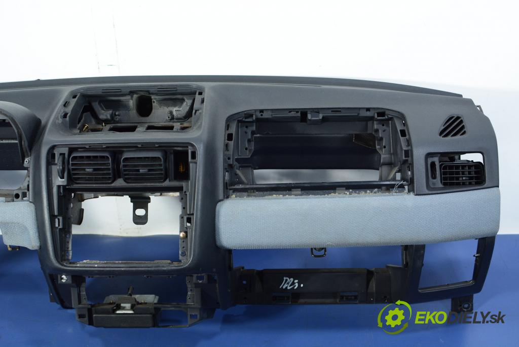 Mitsubishi Pajero 2003 kokpit,pristrojová doska
