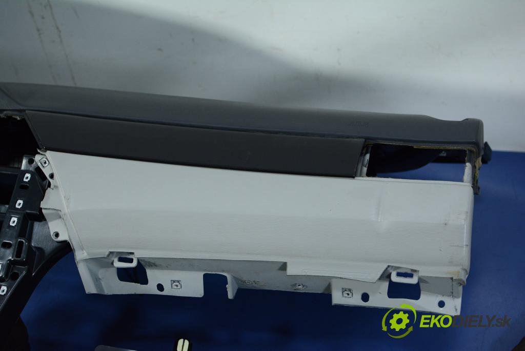 Chrysler Pacifica 2008 kokpit,pristrojová doska