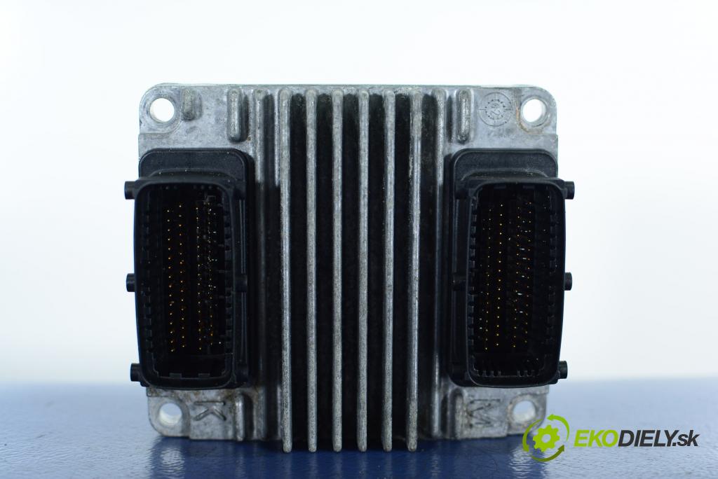 Opel Corsa 2003 řídící jednotka Motor: 09389429