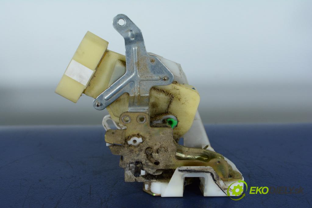 Toyota Yaris verso 1999 zámek dveře Zad: v pravo: 