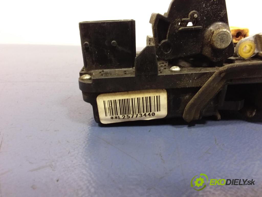 Cadillac Cts 2004 zámek dveře před Levý: L25773440