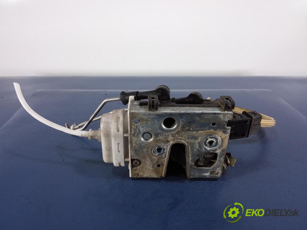 Audi A6 1995 zámek dveře před v pravo: 4A1837016D
