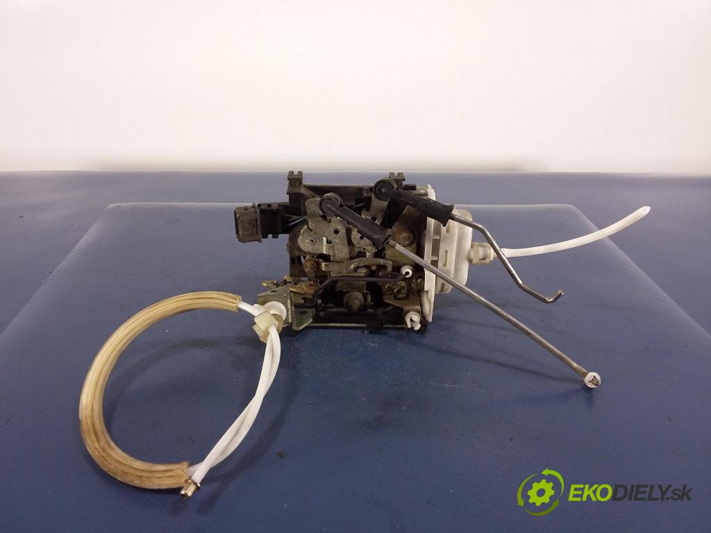 Audi A6 1995 zámek dveře před v pravo: 4A1837016D
