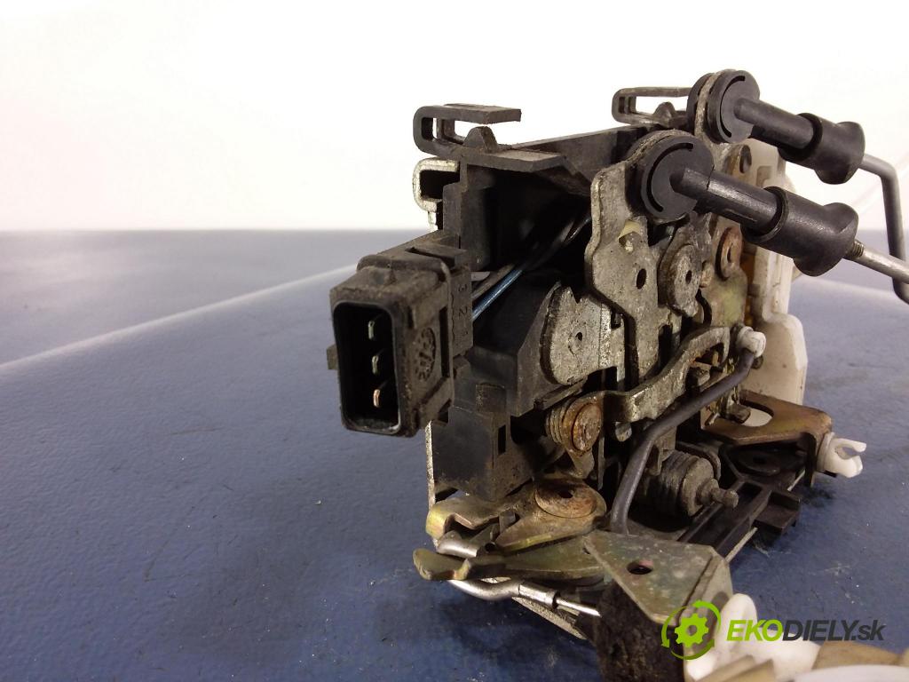 Audi A6 1995 zámek dveře před v pravo: 4A1837016D