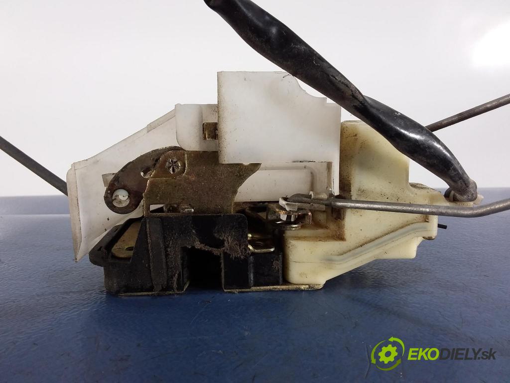 Mazda Xedos 2001 zámek dveře před Levý: