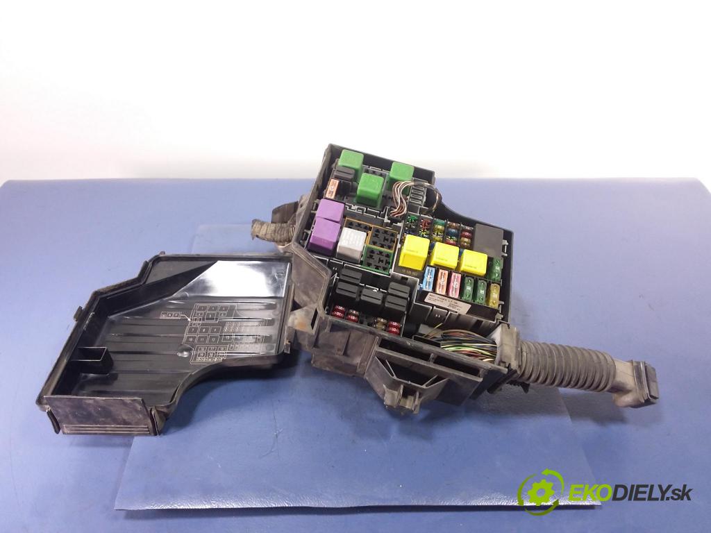 Opel Corsa 2003 skříňka Pojistky 13109962