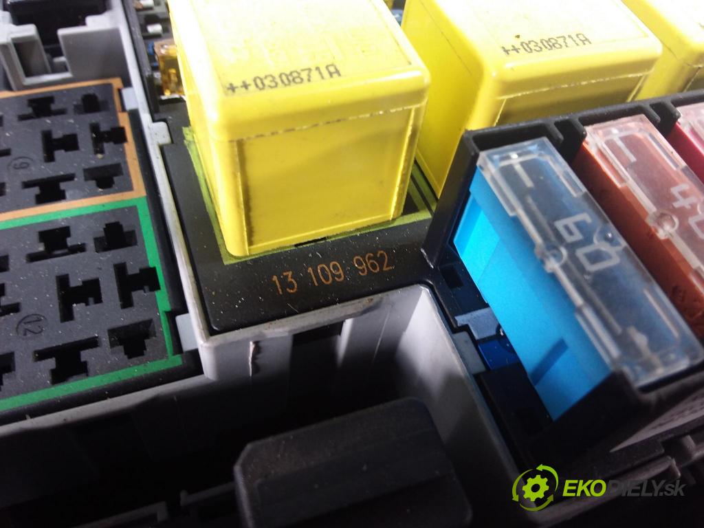 Opel Corsa 2003 skříňka Pojistky 13109962