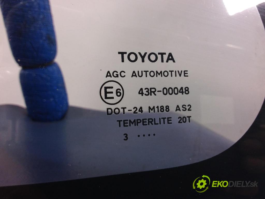 Toyota Yaris 2013 sklo Karosérie: Zad: