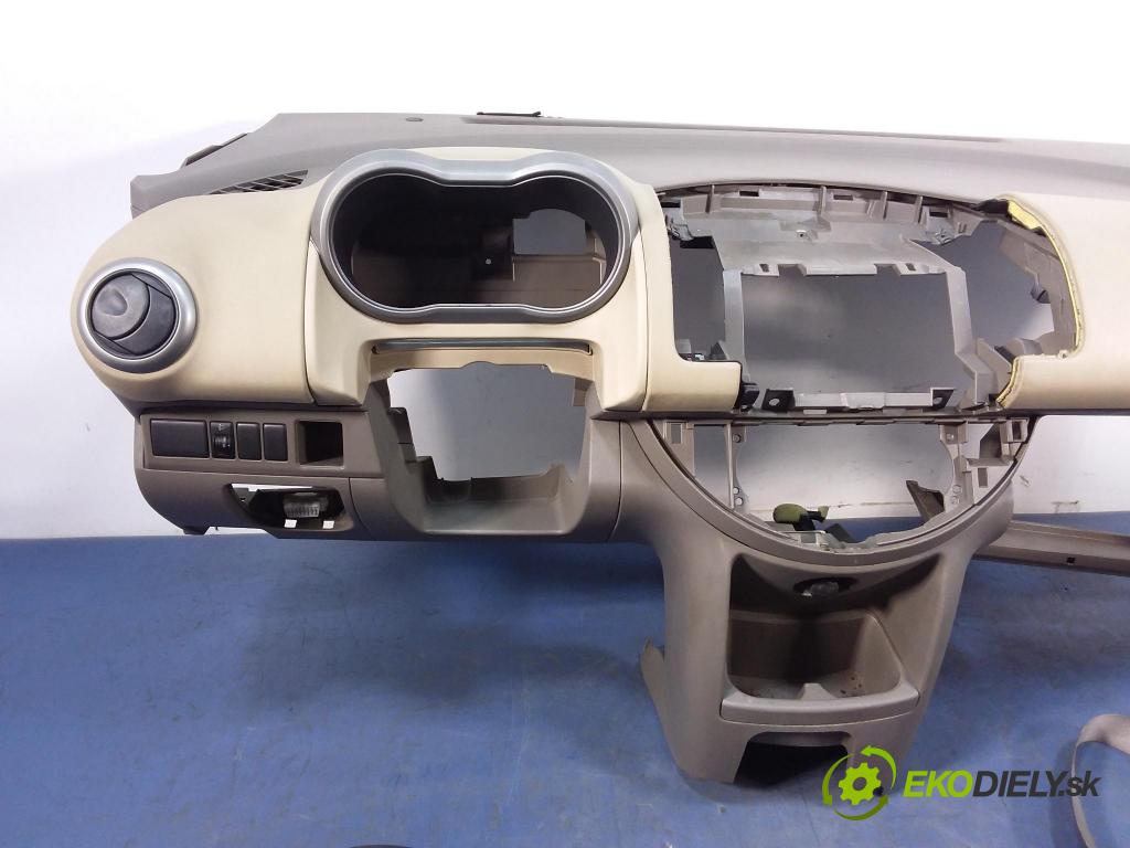 Nissan Note 2006 kokpit,pristrojová doska