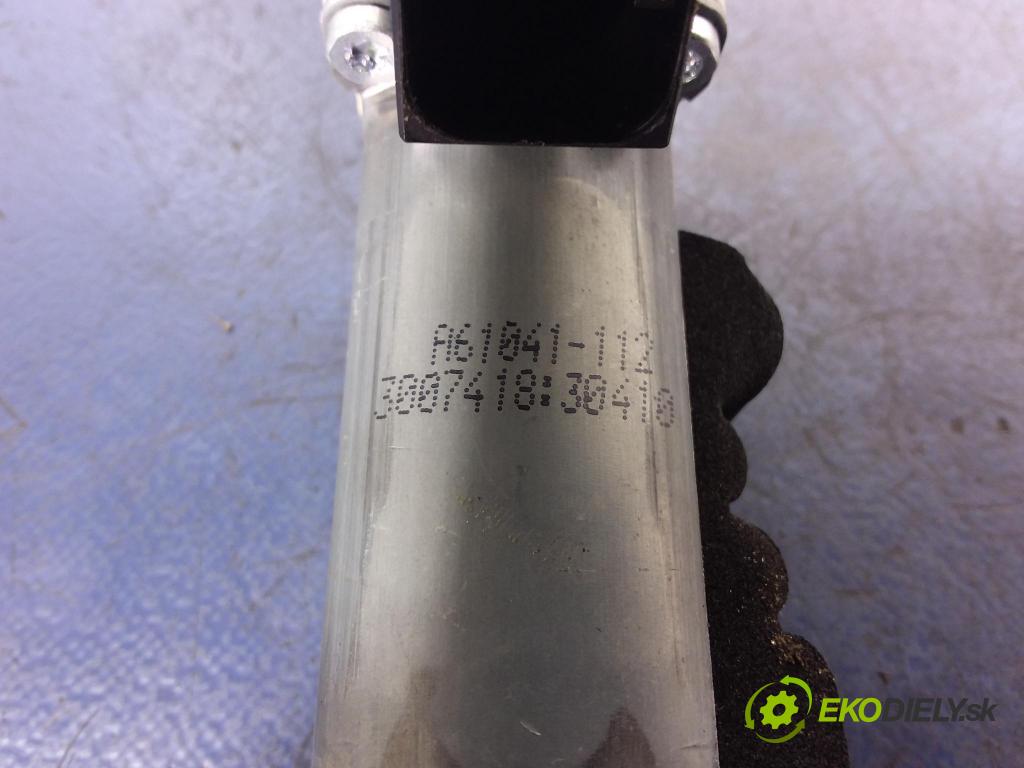 Mercedes Cla 2014 mechanismus stahování Sklenka: Zad: v pravo: