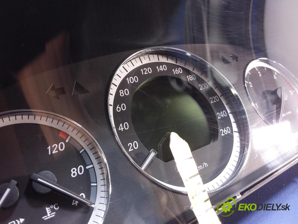 Mercedes C-klasa 2009 prístrojovka/ budíky A2045407648