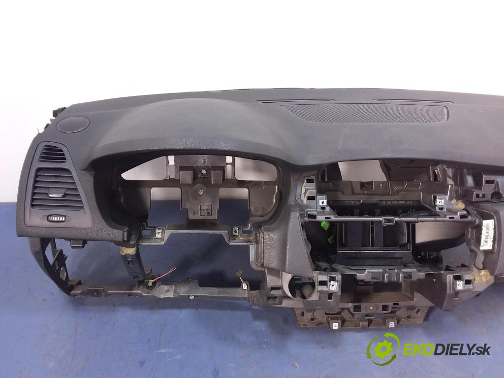 Renault Laguna 2008 kokpit,pristrojová doska