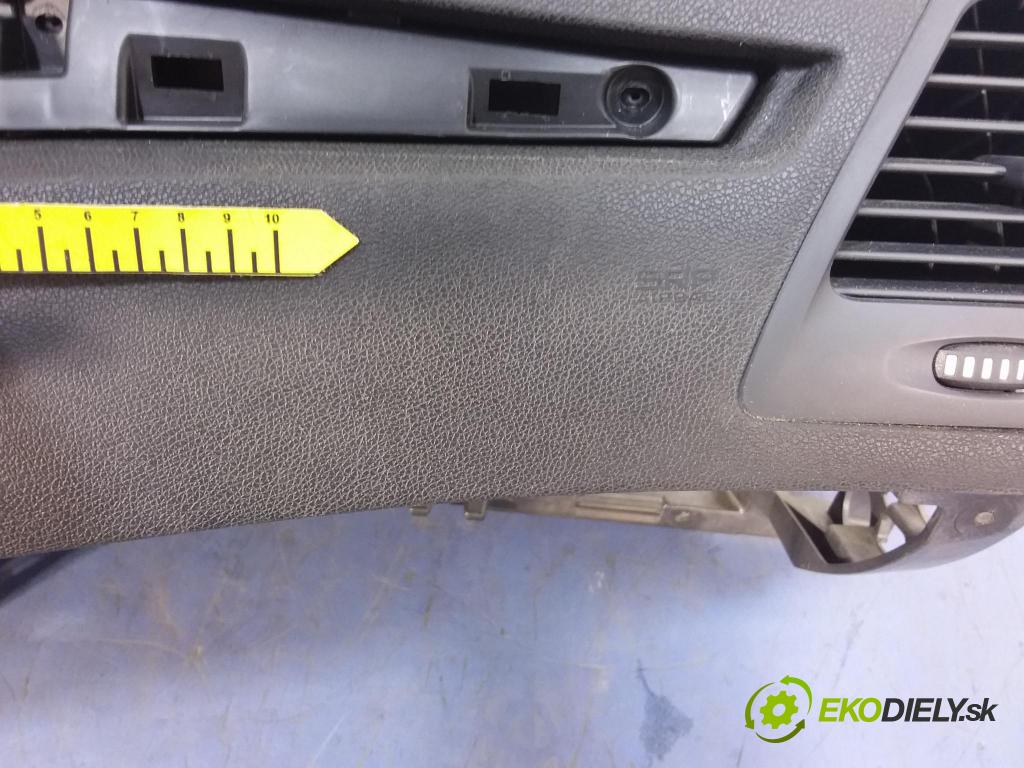 Renault Laguna 2008 kokpit,pristrojová doska