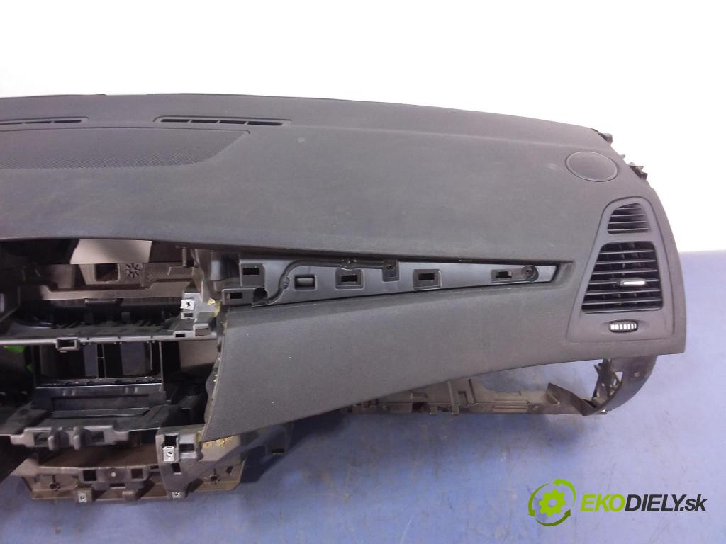 Renault Laguna 2008 kokpit,pristrojová doska