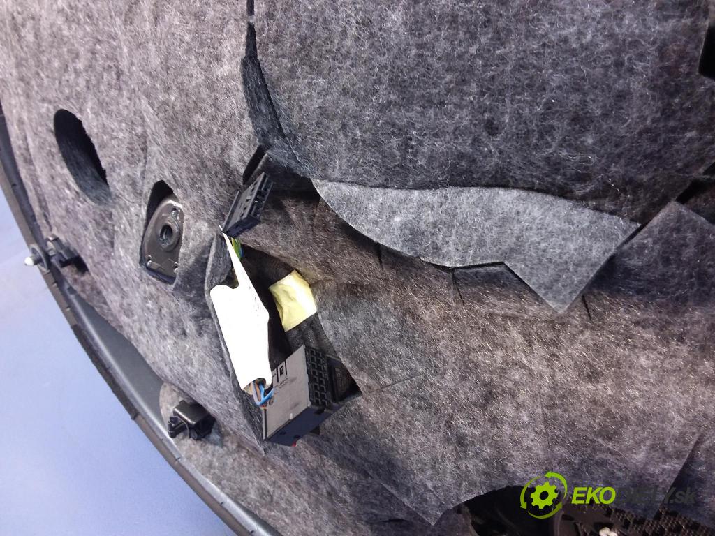 Audi A8 2012 Čalounictví: dvere zad Správny: 