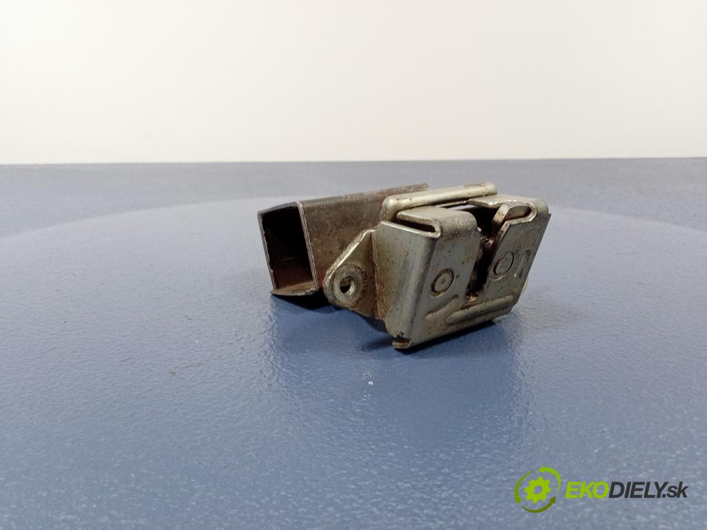 Toyota Yaris 1999 zámek Klapky: Kufr 01