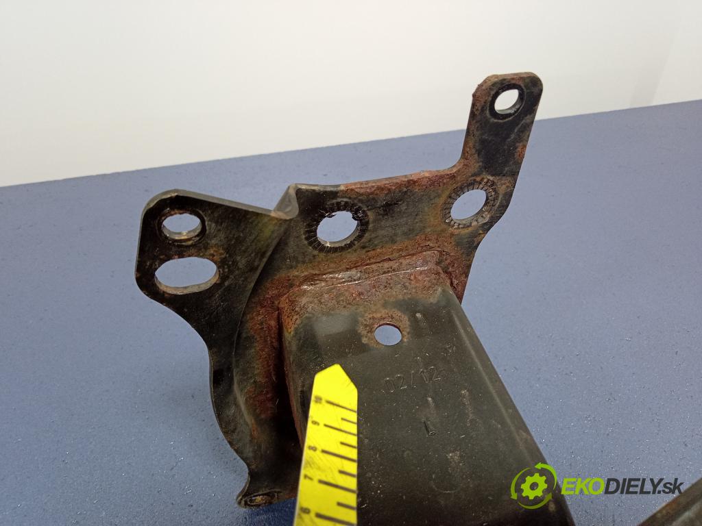 Vw Touran 2004 výztuha narazník Přední 01