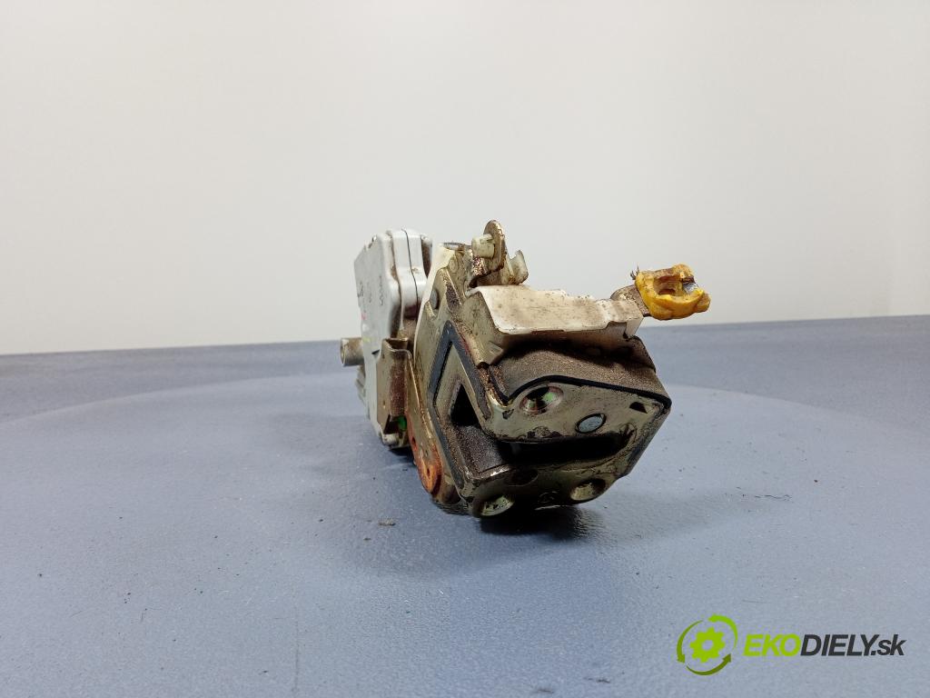 Nissan Terrano 1996 zámek dveře Přední v pravo: 01