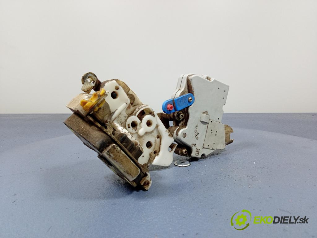 Nissan Terrano 1996 zámek dveře Přední v pravo: 01