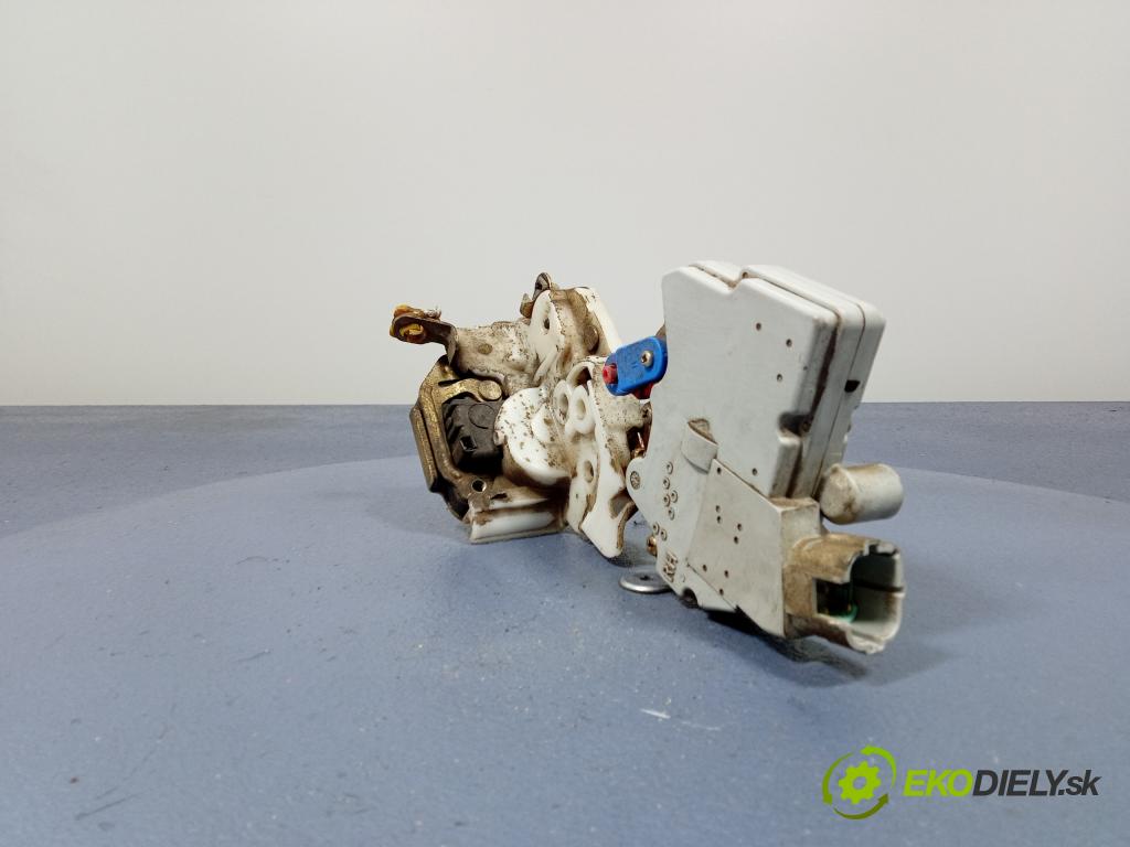Nissan Terrano 1996 zámek dveře Přední v pravo: 01