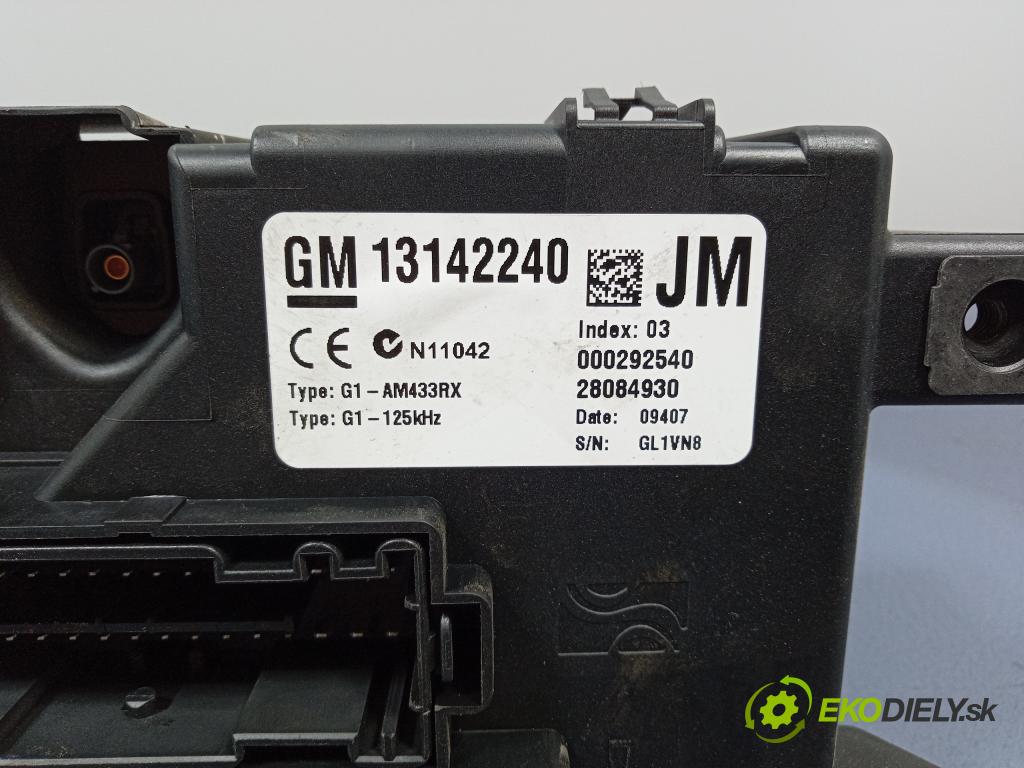 Opel Corsa 2007 skříňka Pojistky 13142240