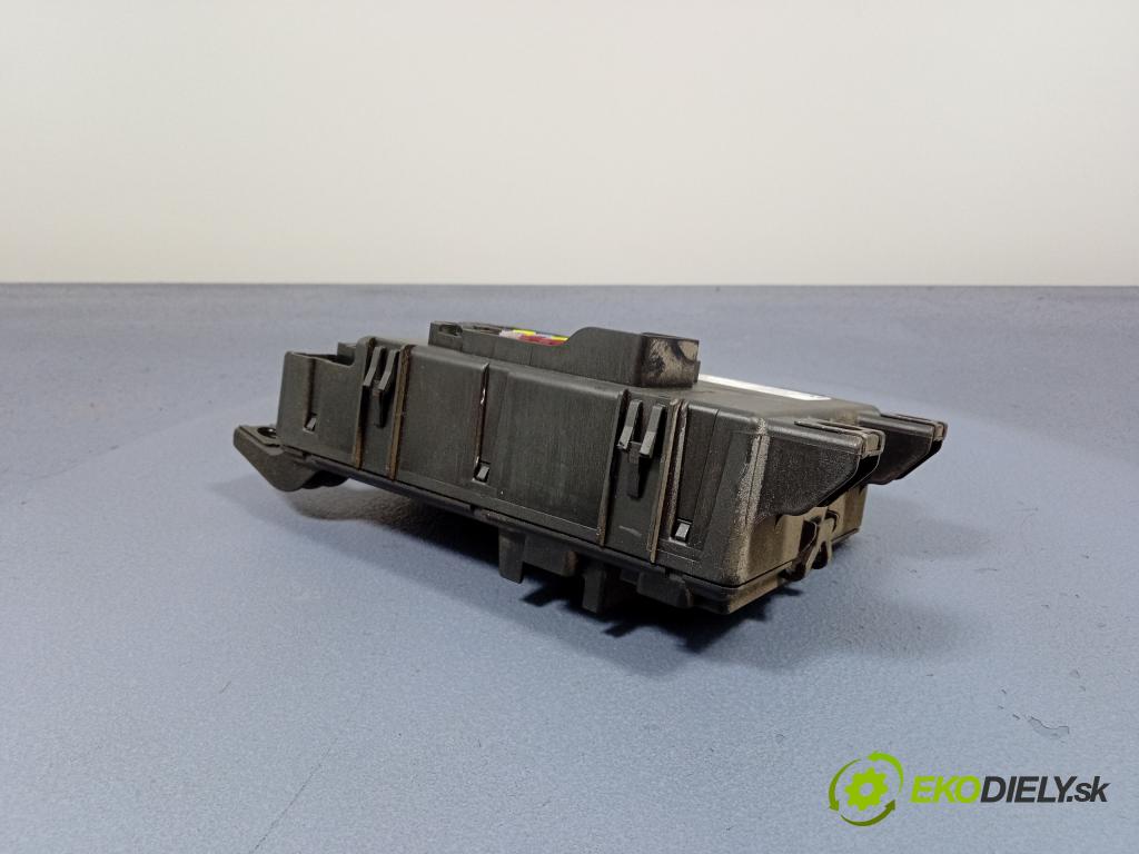 Opel Corsa 2007 skříňka Pojistky 13142240