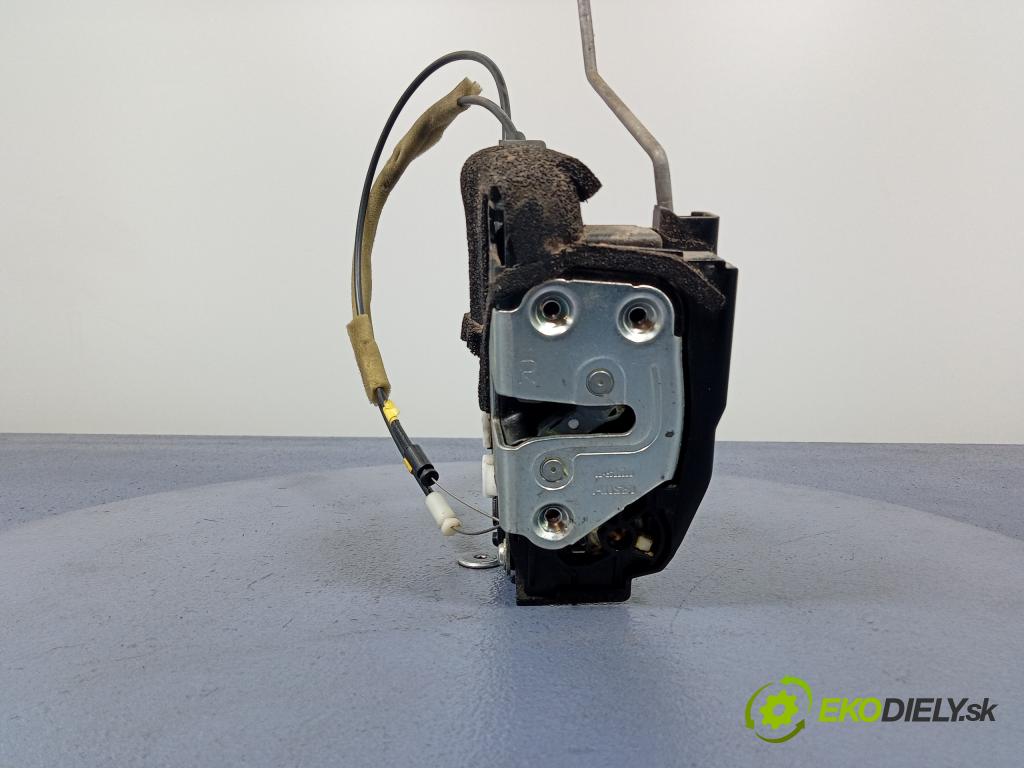 Mazda 5 2006 zámek dveře Přední v pravo: B82-B84