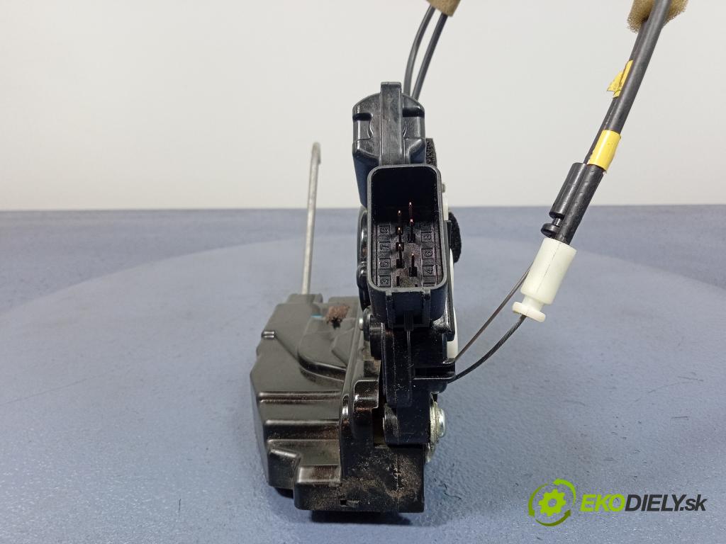 Mazda 5 2006 zámek dveře Přední v pravo: B82-B84