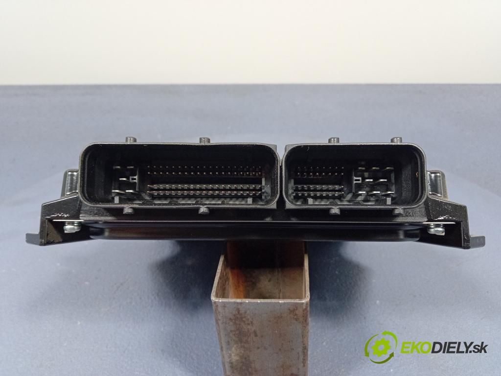 Mazda 5 2006 riadiaca jednotka Motor: RF7N18881N