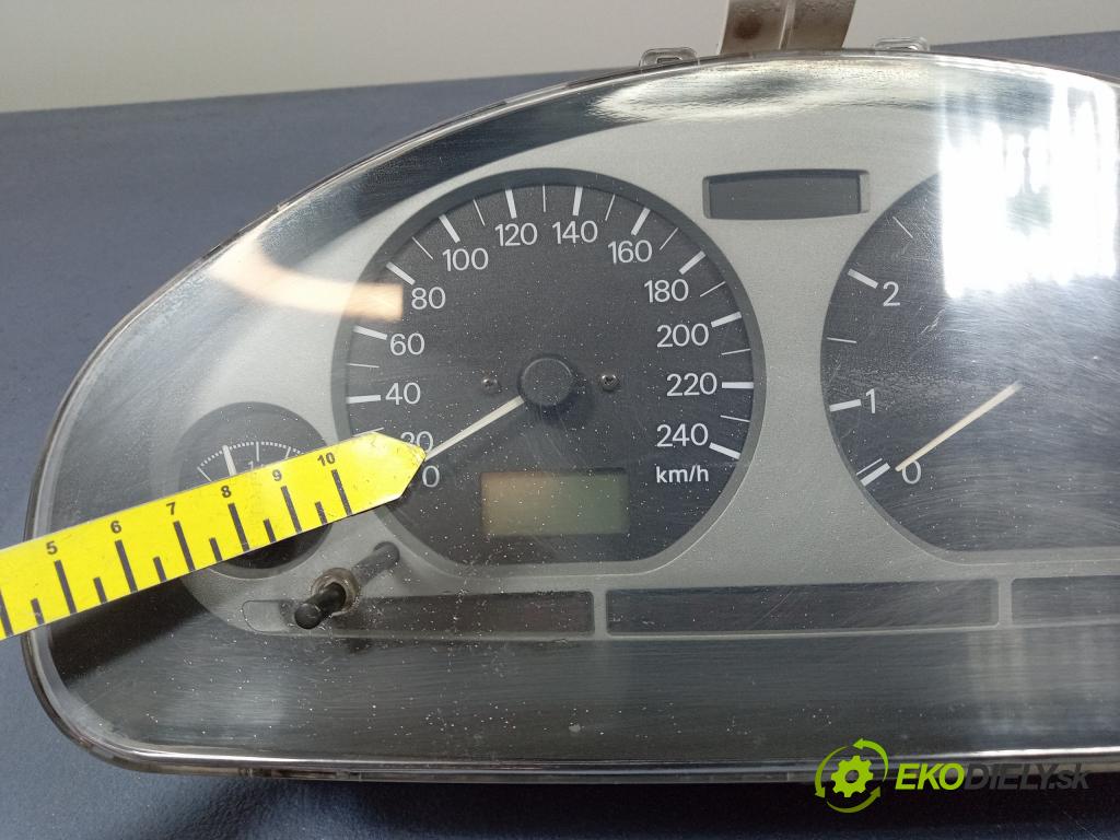 Mitsubishi Carisma 2003 prístrojovka/ budíky MR916030