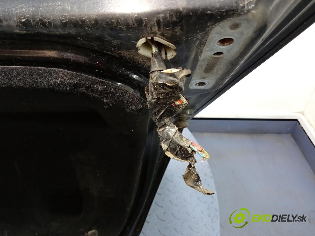 Peugeot 407 2004 zadní dveře kufra: Kufr 01
