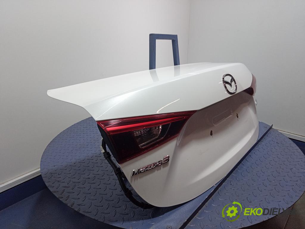 Mazda 3 2015 zadní dveře kufra: Kufr 01