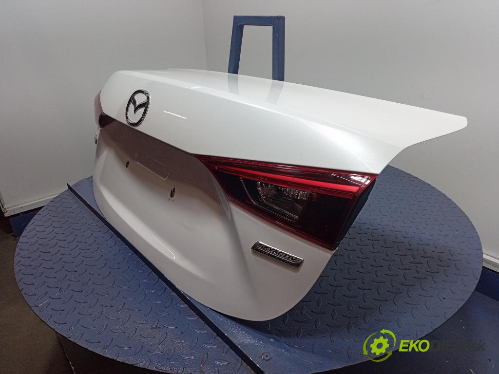 Mazda 3 2015 zadní dveře kufra: Kufr 01