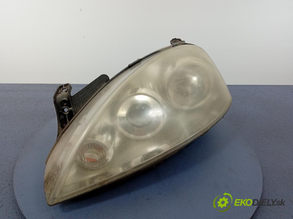 Opel Corsa 2001 Reflektor: Vľavo: 13100535
